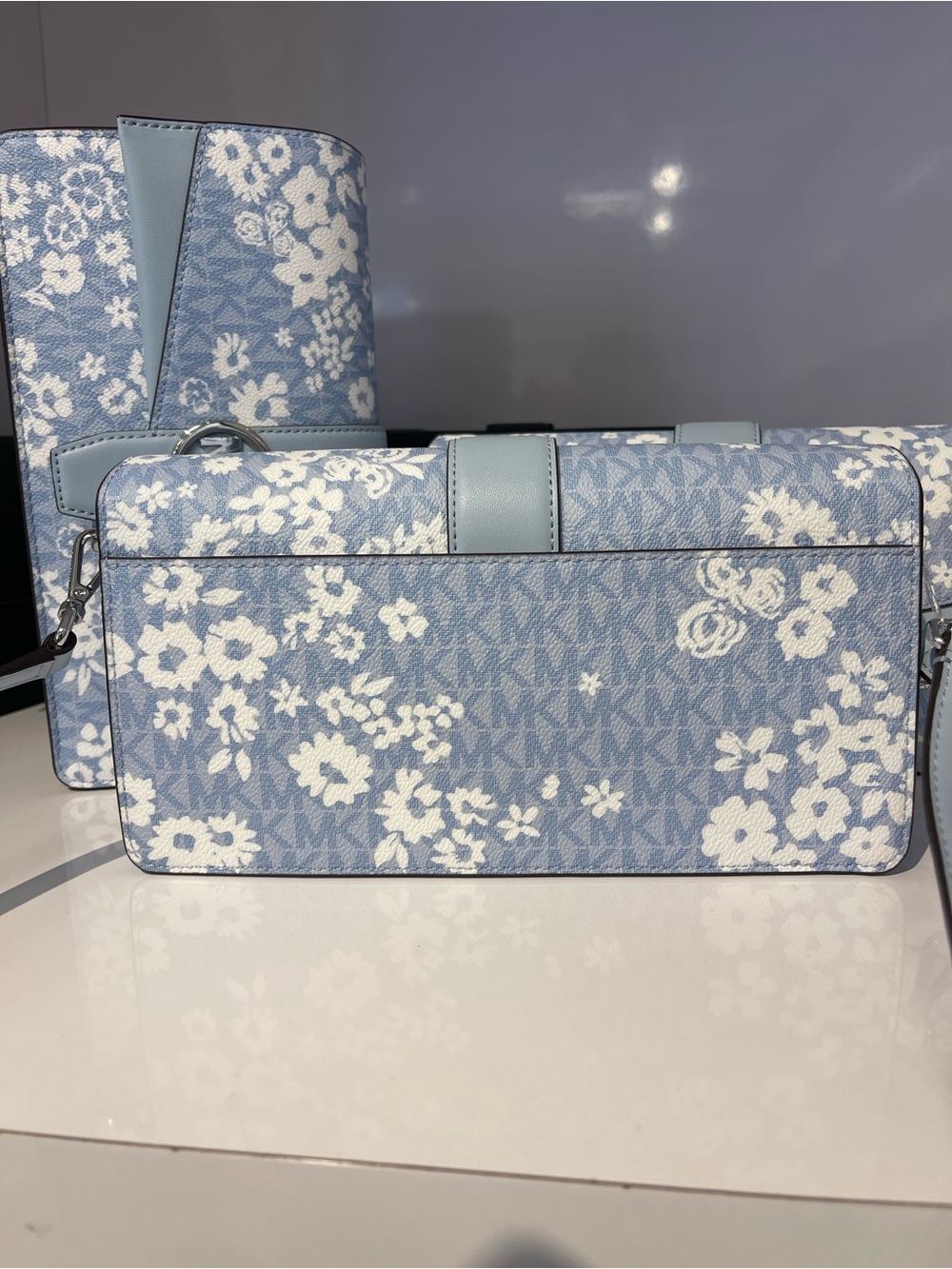 MICHAEL KORS Greenwich Md Printed Signature Logo Convertible Shoulder
Pale Ocean - Picture 7 of 16